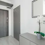 Apartment Bright In With Air Conditioning And Parking By Renters *
