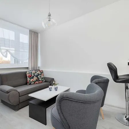 Bright In With Air Conditioning And Parking By Renters