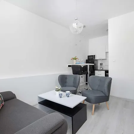Bright In With Air Conditioning And Parking By Renters Διαμέρισμα